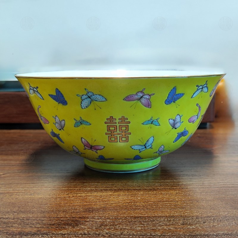 清同治 黄地单排喜字百蝶海碗