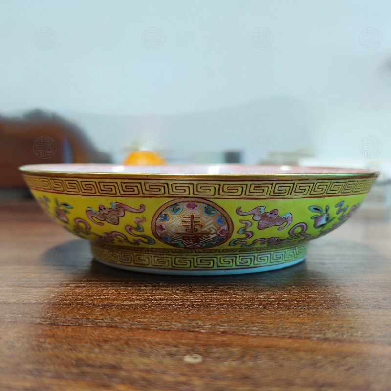 清同治 长春同庆款黄地粉彩开光万寿无疆纹四寸碟 - 图2