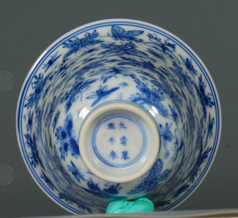 清康熙 青花百蝶纹铃铛杯 - 图3