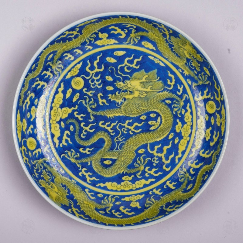 青花地黄彩云龙纹盘