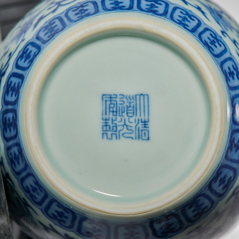 清道光 青花缠枝莲开光艾叶祥符纹执壶 - 图3