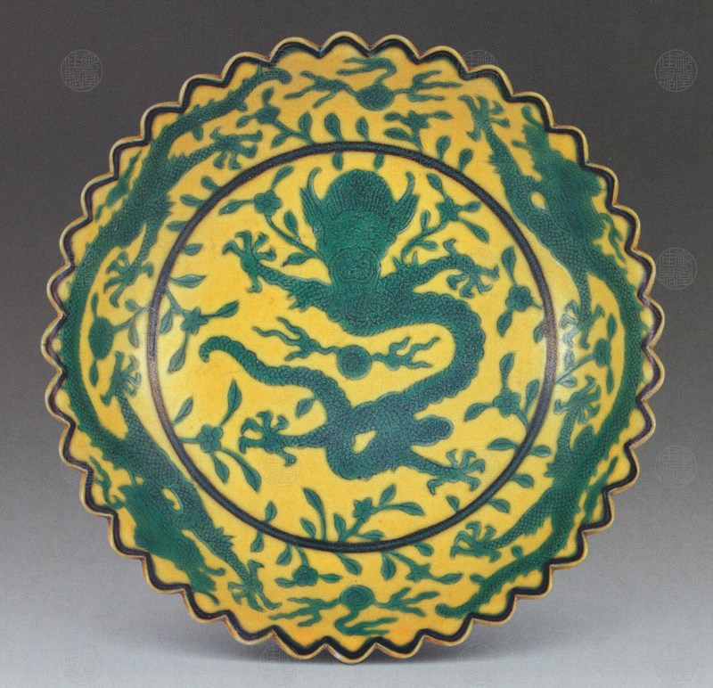 黄地暗刻绿龙纹花口盘