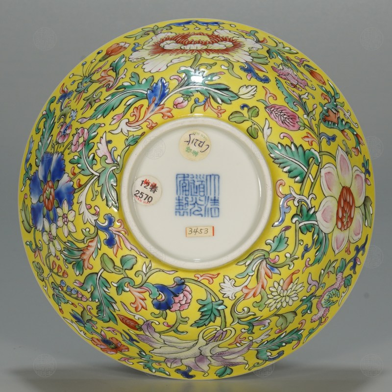 清道光 黄地洋彩洋花五蝠纹碗 - 图3