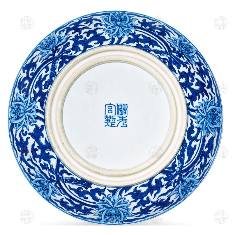 清光绪 储秀宫制青花缠枝莲纹一尺二寸盘 - 图2