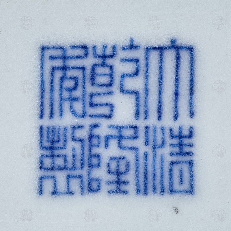 清乾隆 釉里红九龙纹抱月瓶 - 图3