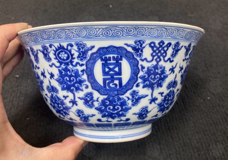 清乾隆 青花莲托八宝万寿无疆纹大碗 - 图2