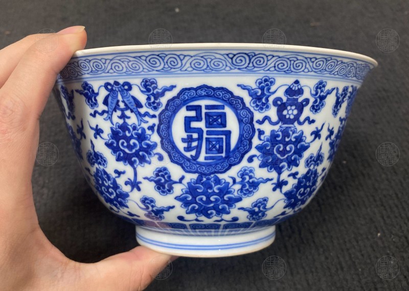 清乾隆 青花莲托八宝万寿无疆纹大碗 - 图4