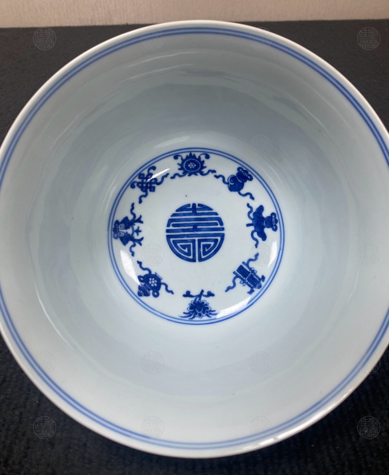清乾隆 青花莲托八宝万寿无疆纹大碗 - 图5