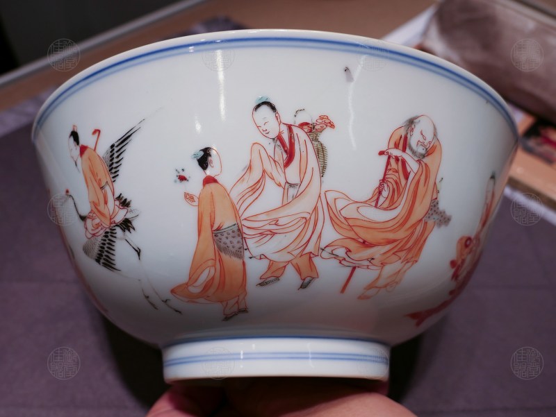 清康熙 矾红加彩外神仙人物内桃纹大碗 - 图3