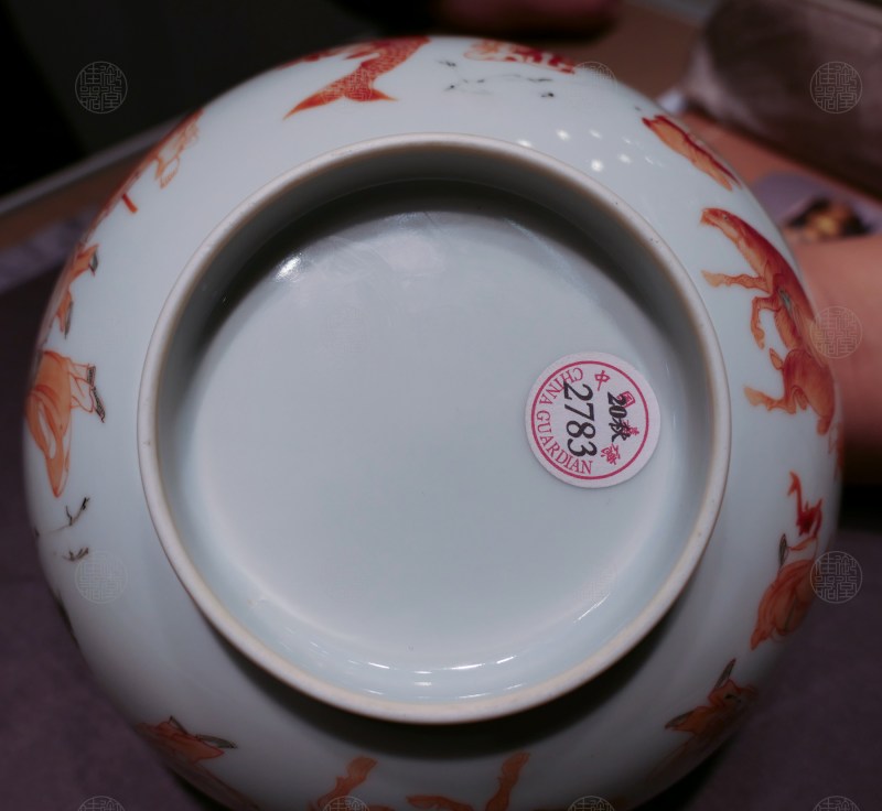 清康熙 矾红加彩外神仙人物内桃纹大碗 - 图4