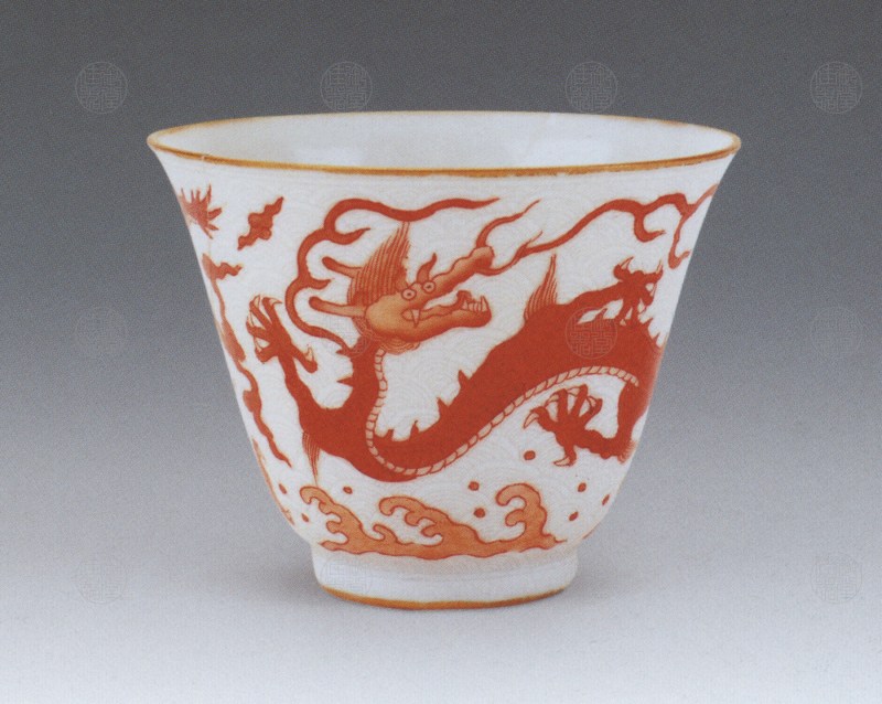 清乾隆 暗刻海水矾红龙纹杯 - 图2
