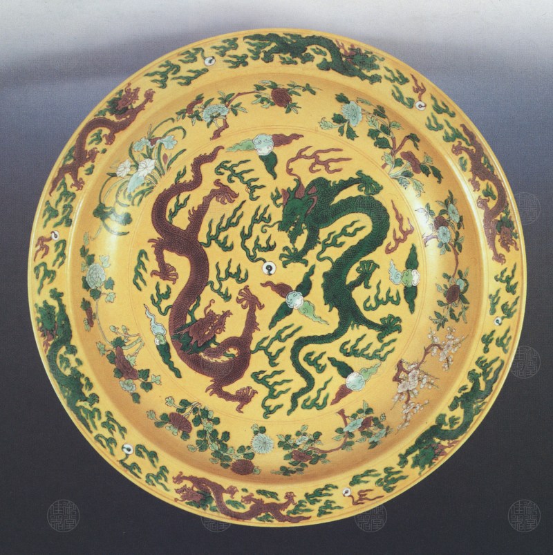 黄地素三彩二龙戏珠纹折沿大盘