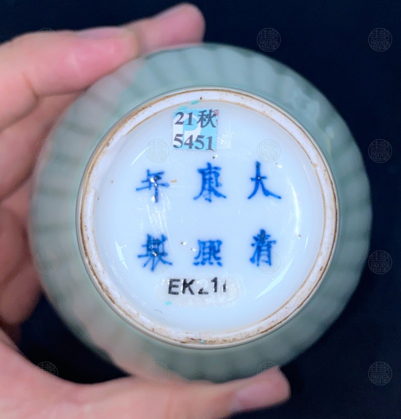 清康熙 豆青釉菊瓣瓶 - 图2