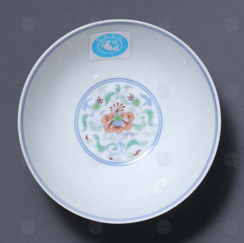 清雍正 斗彩洋花锁边缠枝花茶碗 - 图3