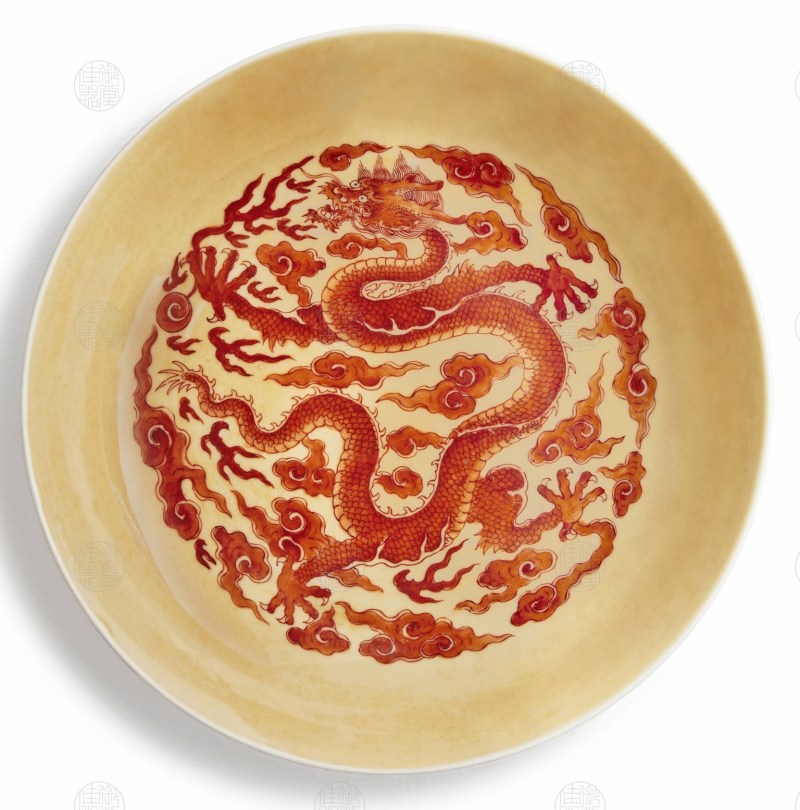 米黄地矾红龙纹盘