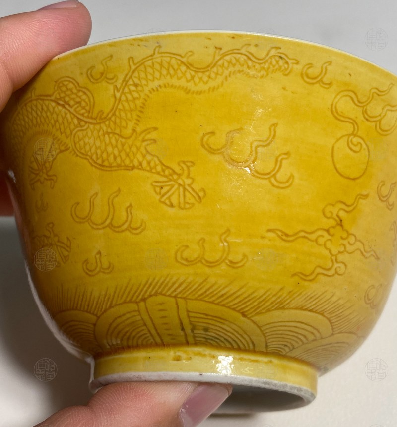 清光绪 白里娇黄暗刻龙纹撇口茶碗 - 图3