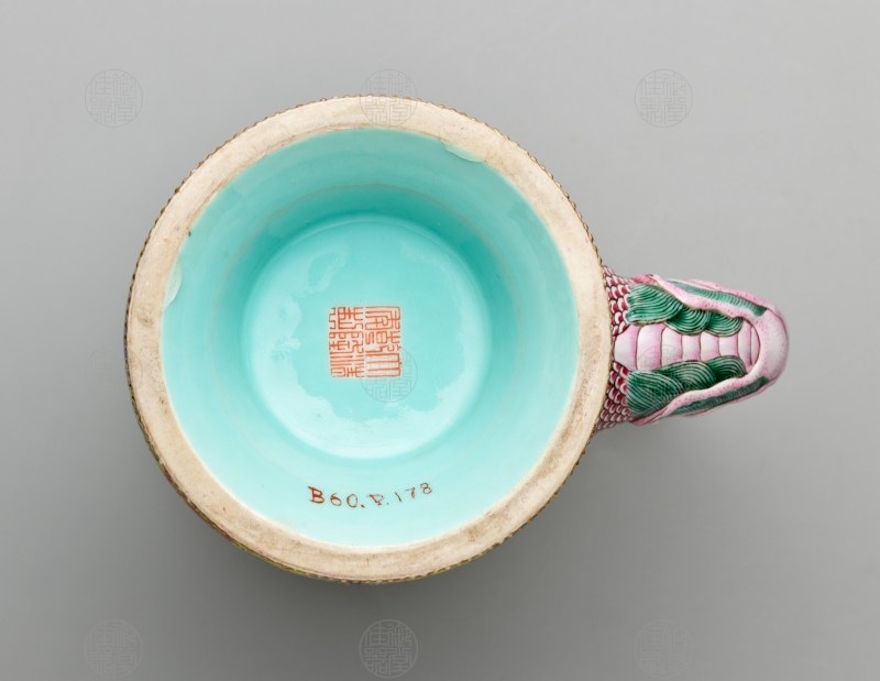 清乾隆 黄地洋彩莲托八宝纹贲巴壶 - 图3