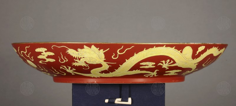 清道光 珊瑚红地黄彩云龙纹大盘 - 图2