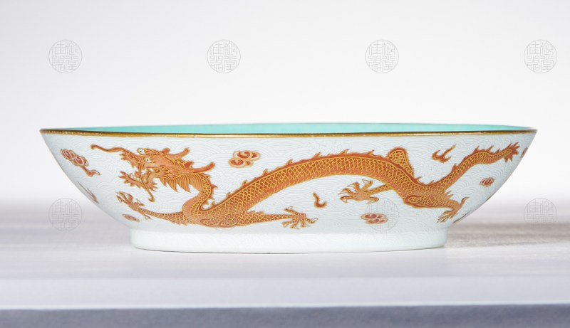 清道光 白地暗刻海水矾红描金龙纹大盘 - 图2