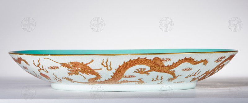 清道光 白地暗刻海水矾红描金龙纹盘 - 图2