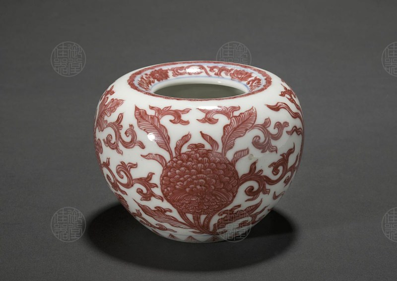 釉里红缠枝莲纹苹果尊