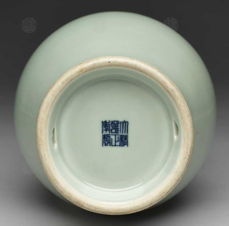 清雍正 青釉贯耳穿带橄榄尊 - 图3