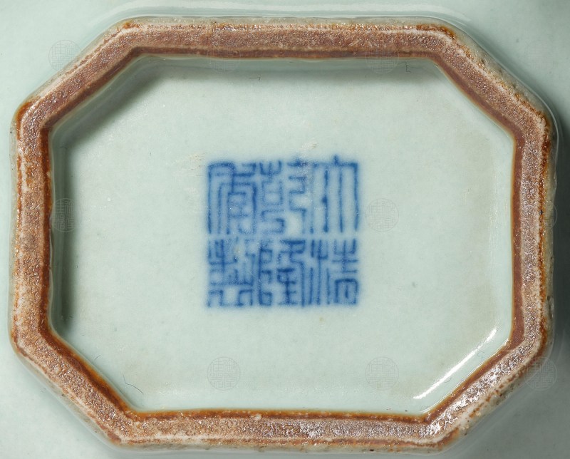 清乾隆 仿官釉小四方折角贯耳瓶 - 图2