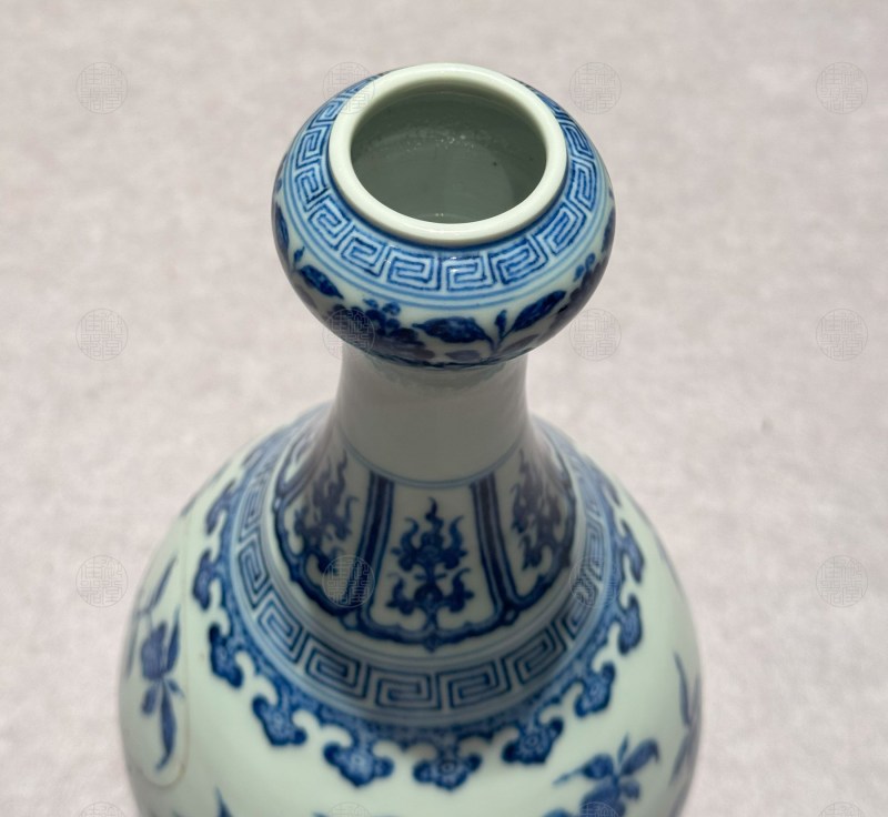清乾隆 青花折枝花果纹蒜头瓶 - 图3
