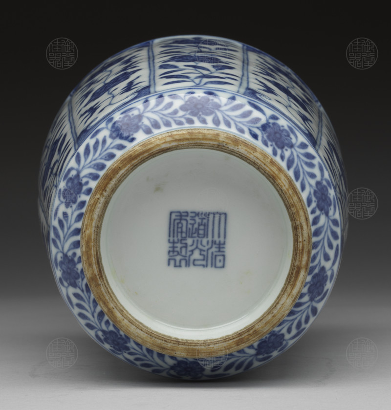 清道光 青花折枝花卉纹瓜棱纸槌瓶 - 图2