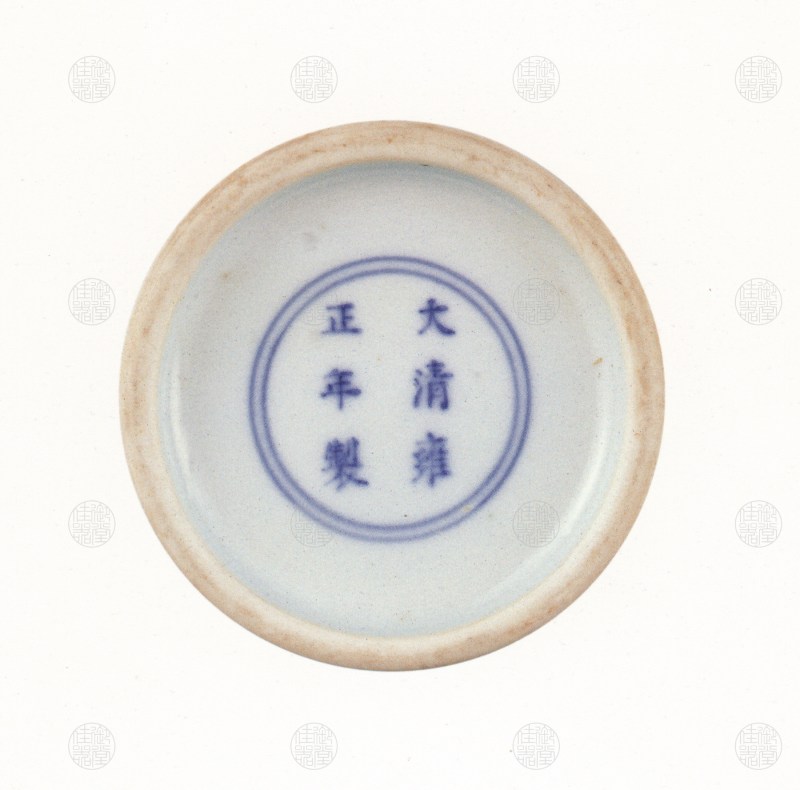 清雍正 青花缠枝忍冬纹贯耳瓶 - 图2
