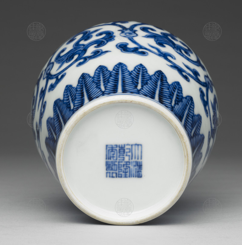 清乾隆 青花缠枝忍冬纹贯耳瓶 - 图3