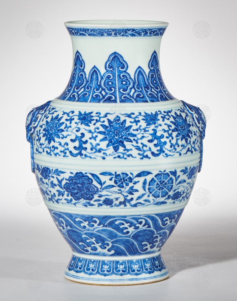 青花缠枝莲纹小铺首尊