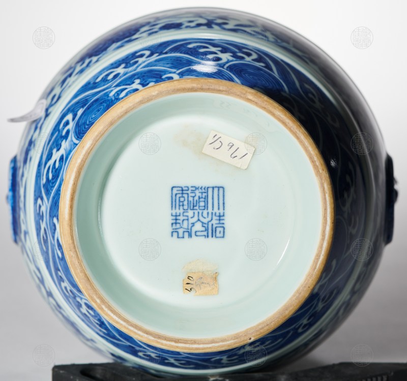清道光 青花缠枝莲纹小铺首尊 - 图2
