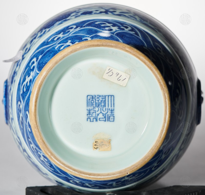 清道光 青花缠枝莲纹小铺首尊 - 图2