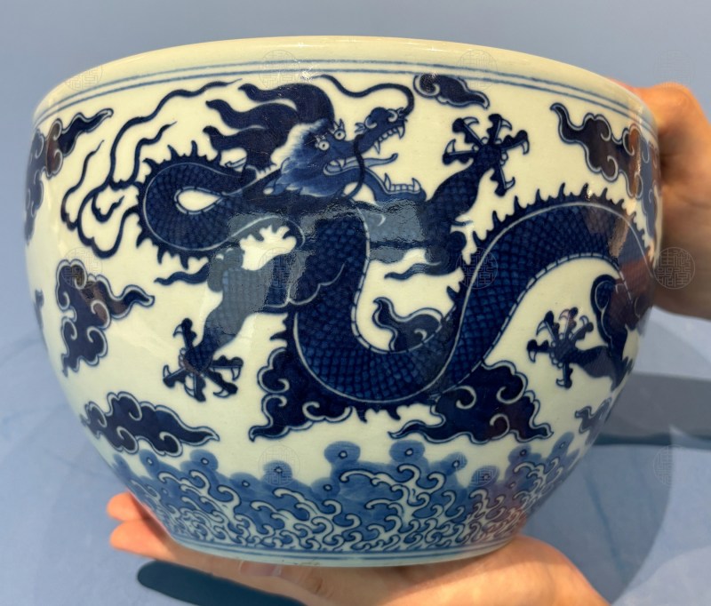 清乾隆 青花双龙纹案缸 - 图2