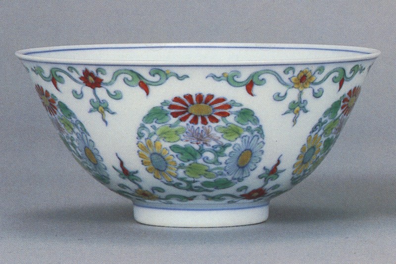 红五蝠斗彩团菊纹茶碗