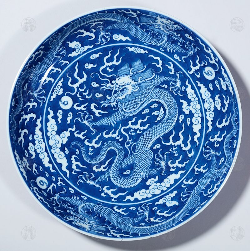 青花地留白云龙纹敞口盘
