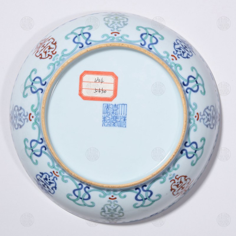 清嘉庆 斗彩寿字如意纹盘 - 图2