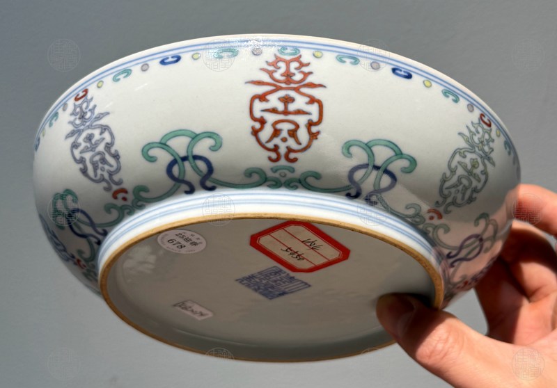 清嘉庆 斗彩寿字如意纹盘 - 图3