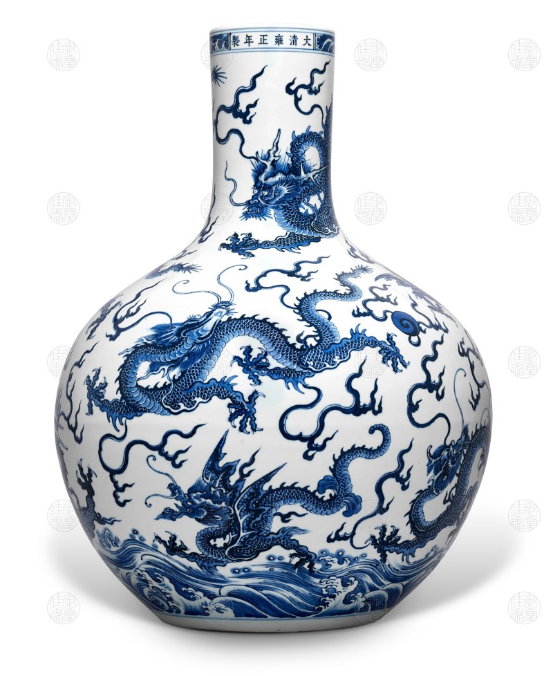 青花九龙闹海纹天球瓶