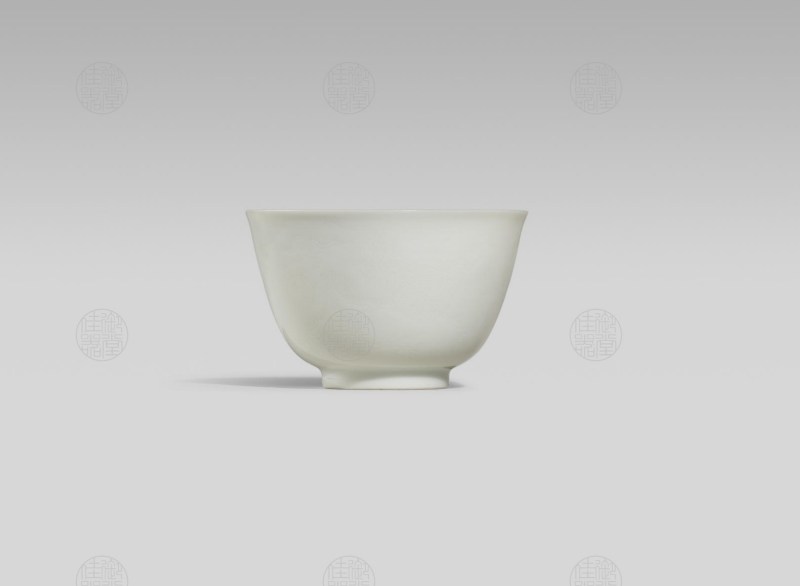 白釉暗刻龙纹敞口小杯