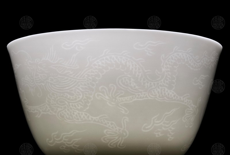 清雍正 白釉暗刻龙纹敞口小杯 - 图3