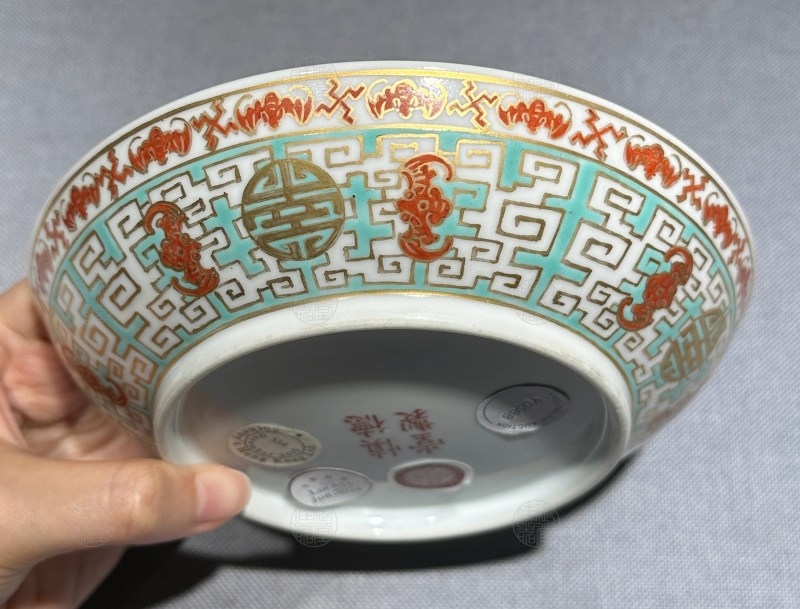 清道光 洋彩夔龙锦地红彩描金五福捧寿纹盘 - 图3