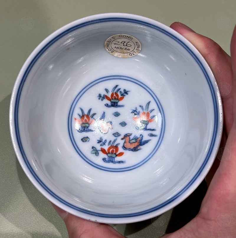 清嘉庆 斗彩莲池鸳鸯纹茶碗 - 图3