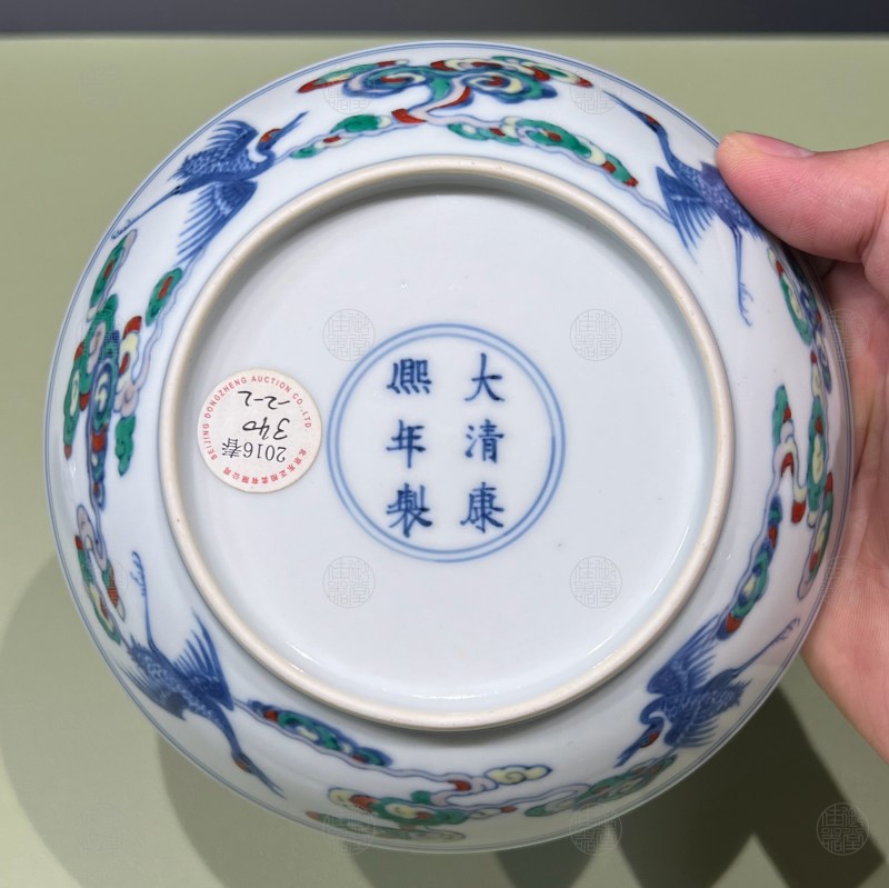 清康熙 青花五彩内二龙戏珠外云鹤纹盘 - 图2