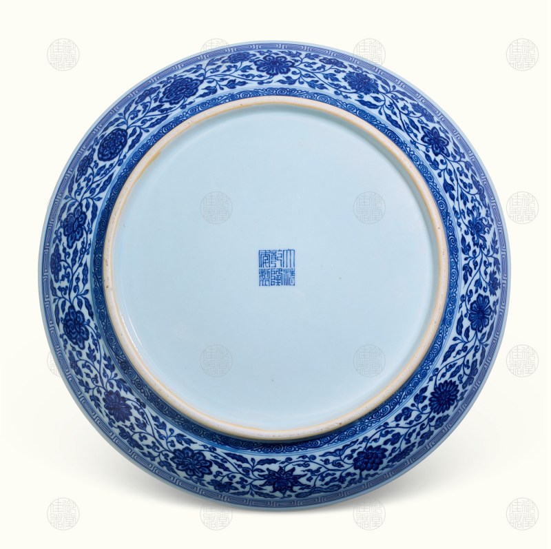 清乾隆 青花小缠枝莲纹一尺二寸盘 - 图2