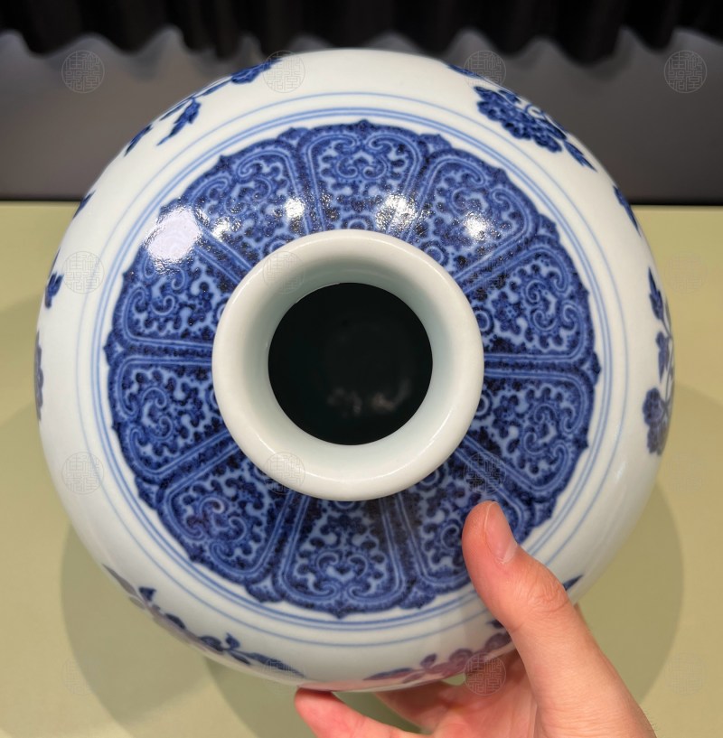 清乾隆 青花折枝花果纹梅瓶 - 图2