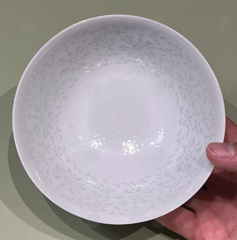 清乾隆 白釉玲珑缠枝莲纹碗 - 图4