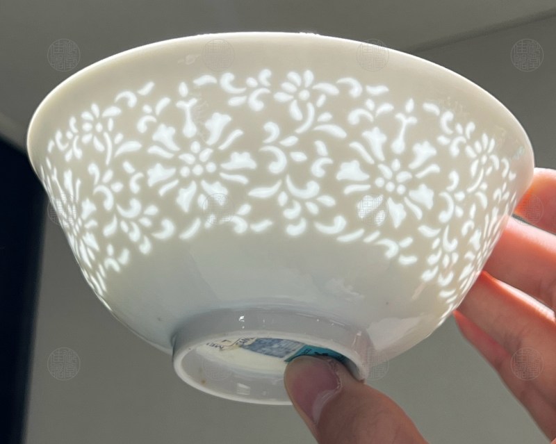 清乾隆 白釉玲珑缠枝莲纹碗 - 图5