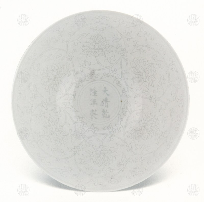 清乾隆 仿影青釉暗刻缠枝莲纹高足碗 - 图2